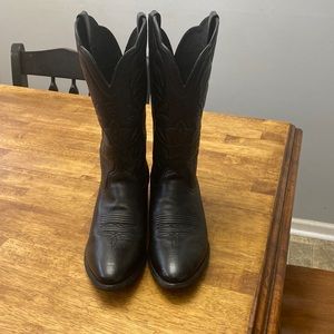 Womens Ariat Heritage R-toe cowboy boots.